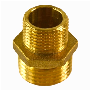 Metalnippel med udvendig gevind til reduktion fra 1/2" til 3/8" - til samling af to slanger.